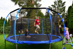 Trampoline, Wippen und Co.: Ergänzende Spielgeräte für mehr Abwechslung